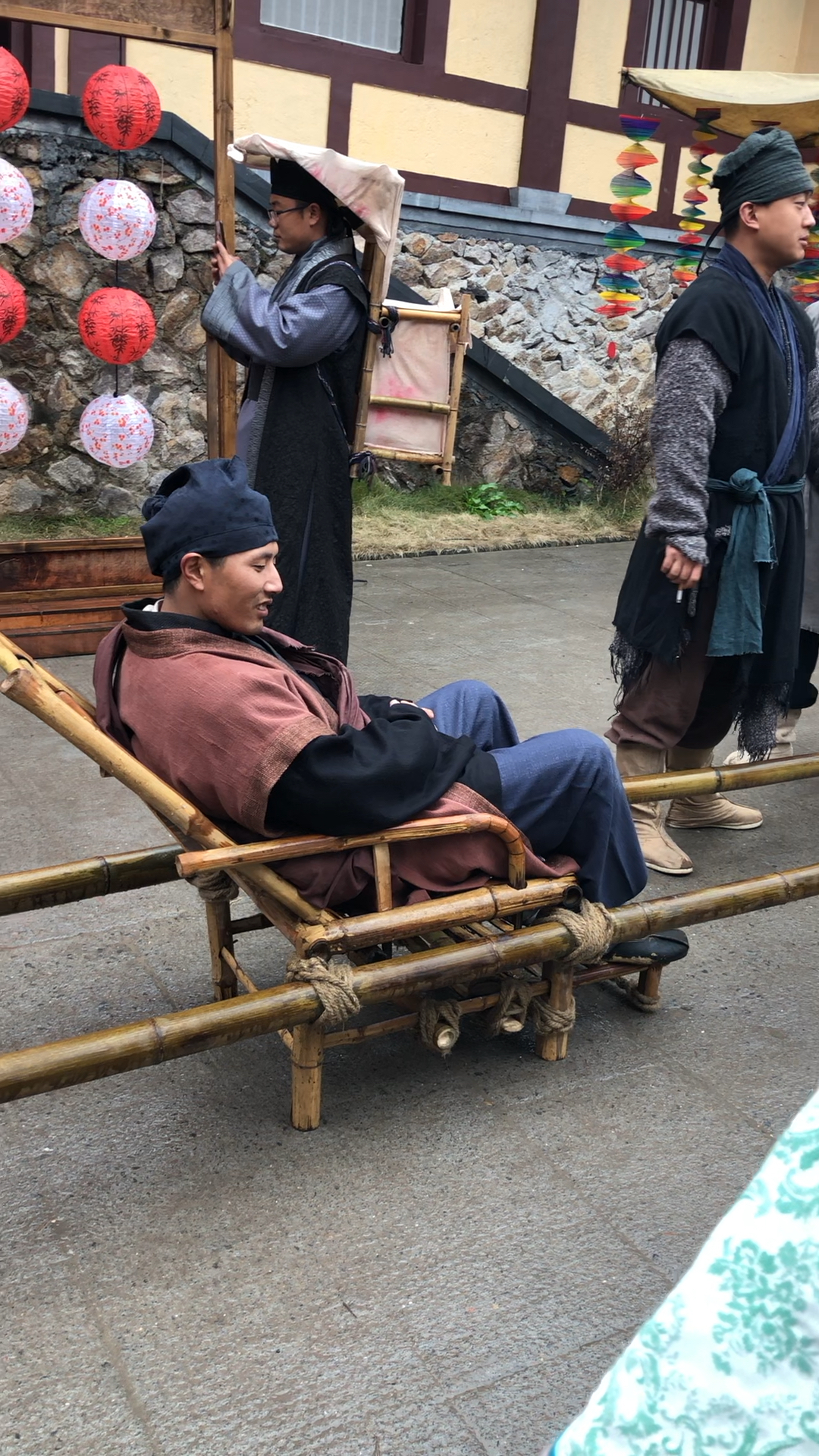 拍戏现场演员坐轿子