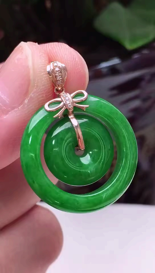 18k金镶嵌满绿平安环子母扣翡翠挂件,颜色均匀,靓丽迷人,镶嵌工艺精致