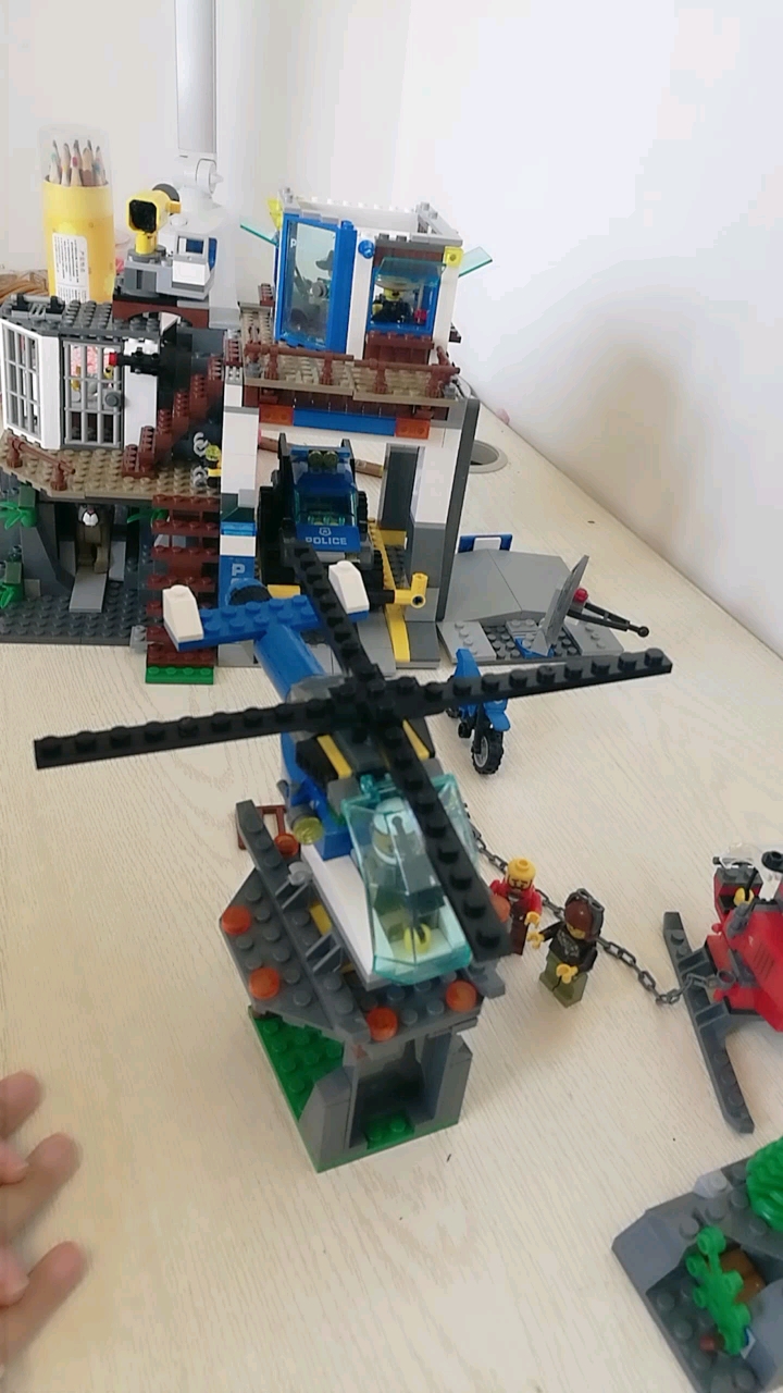 全民小助手 乐高城市  山地特警系列  山地特警总部基地  警用直升机