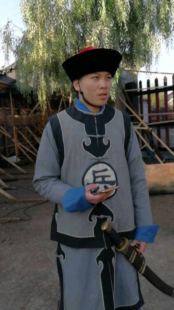 北京电影学院刚毕业就来横店跑龙套,一天300块没有台词和群众演员一样