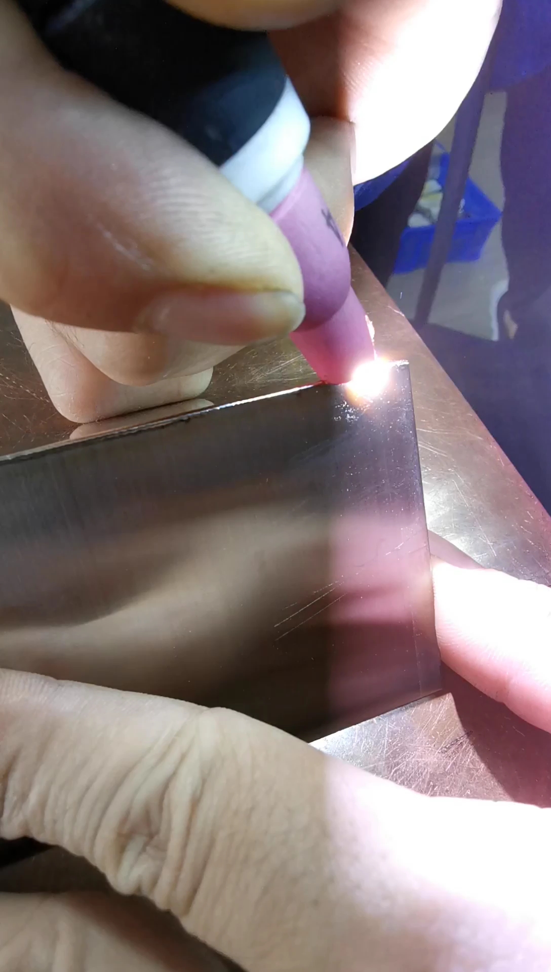 0.3的超薄不锈钢外角焊接,不变形不变色来看下效果