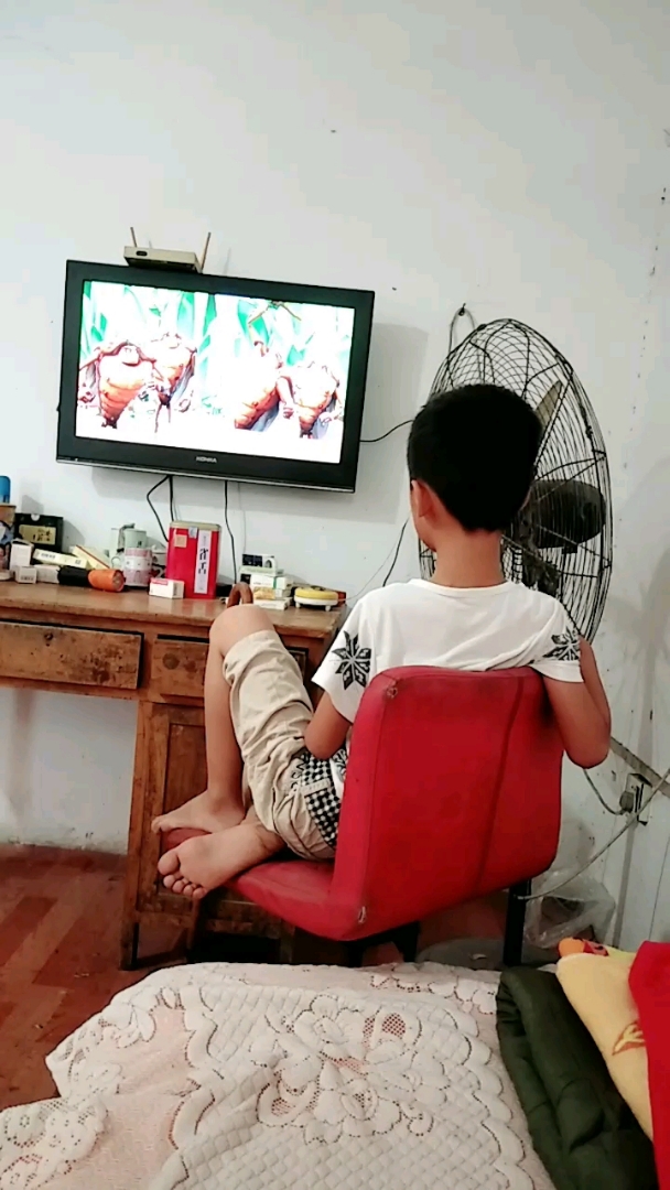 小电视迷,不听话,还离那么近看成近视眼了