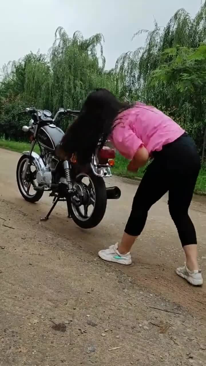 骑摩托车快30年了,第一次见这样启动摩托车,美女一定练过!