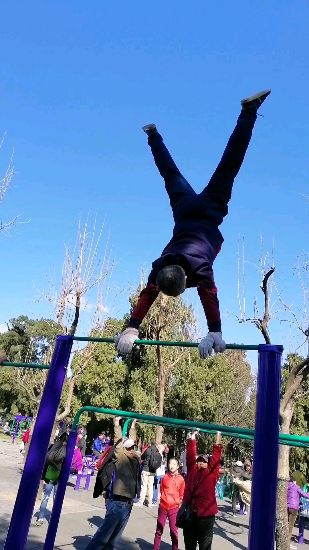 全民正能量#大爷就是大爷,杠子上还能做出芭蕾动作