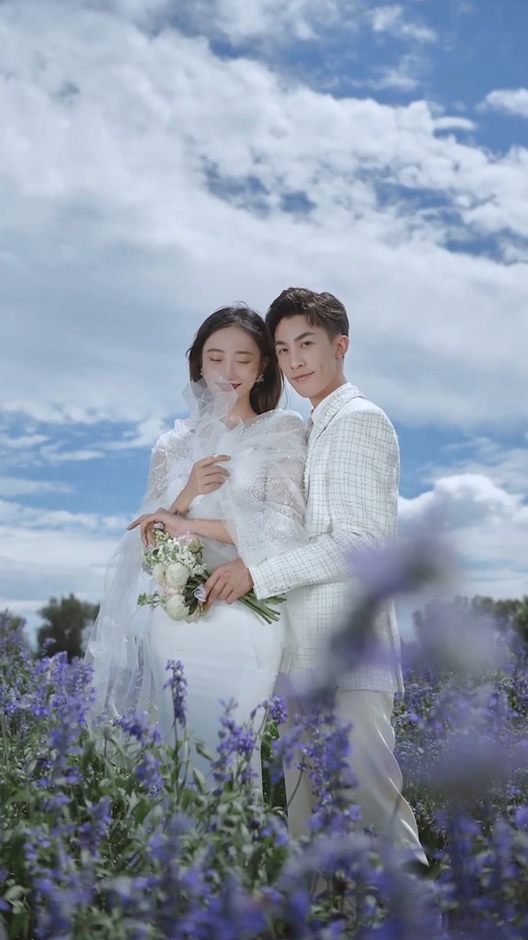 婚纱照幕后阿冼悄悄走到苗苗身边我知道你缺个人形防晒