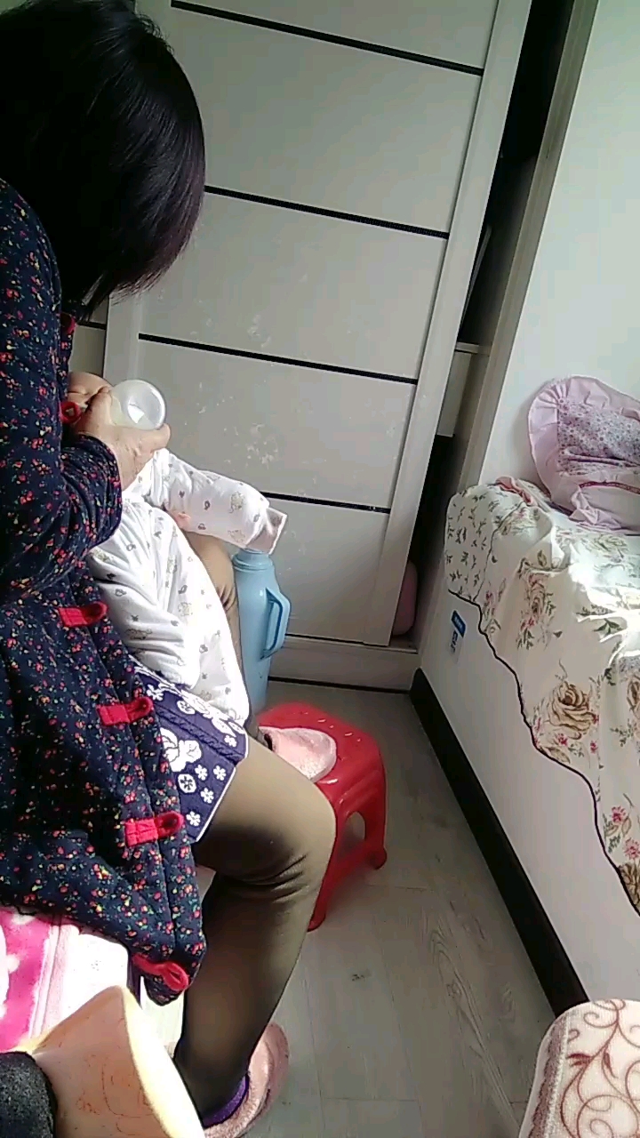 奶奶在喂宝宝吃奶,吃的可香啦