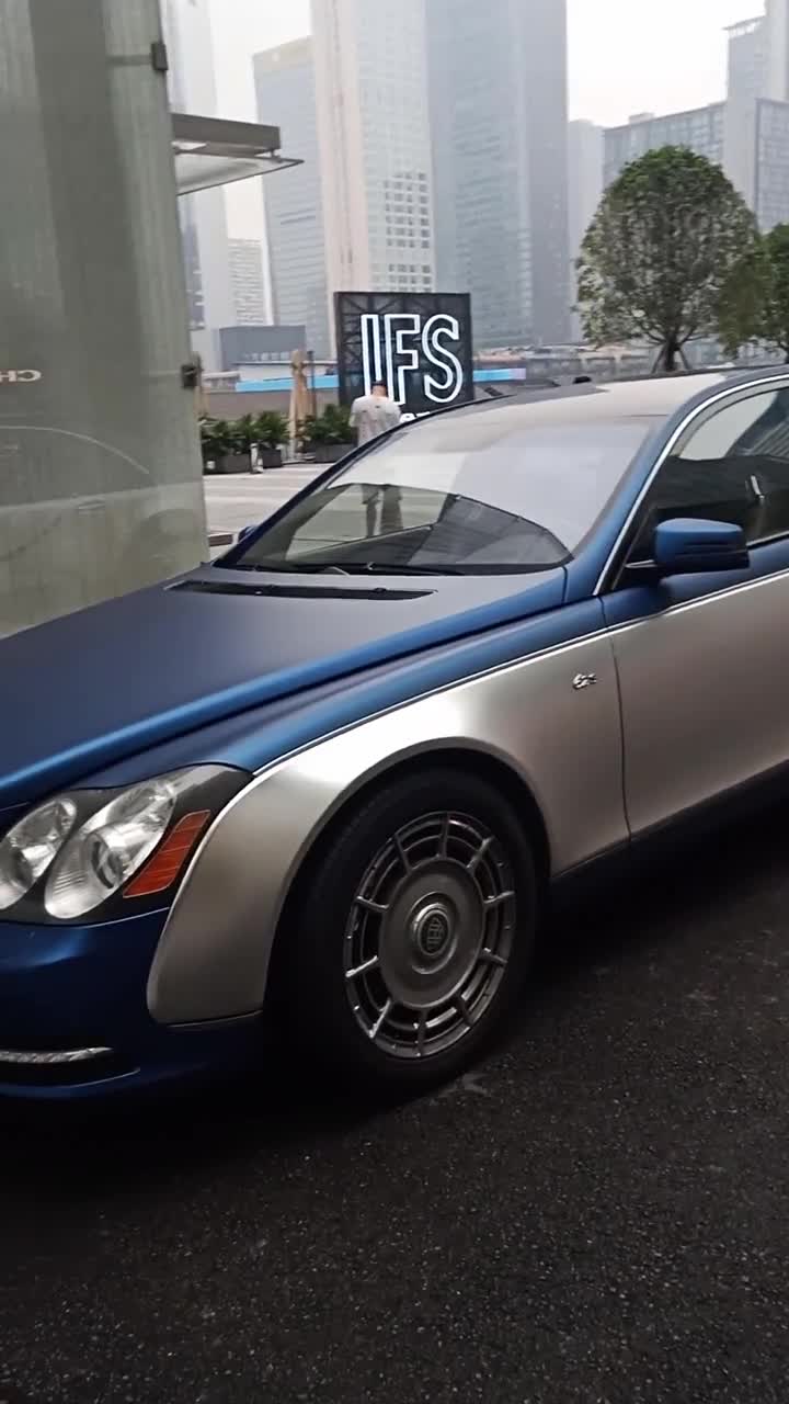 成都商场惊现神秘大佬座驾马云同款纯迈巴赫62s这简直就是陆地头等舱