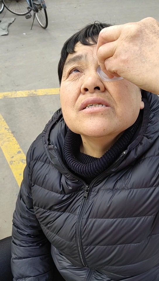 阿姨眼睛看东西模糊,给她洗一洗,洗完之后说看的清楚多了
