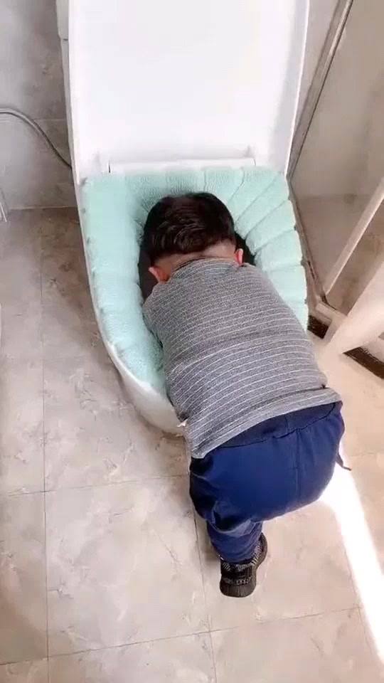 搞笑段子#孩子趴在马桶上,手往里面伸,也不嫌脏