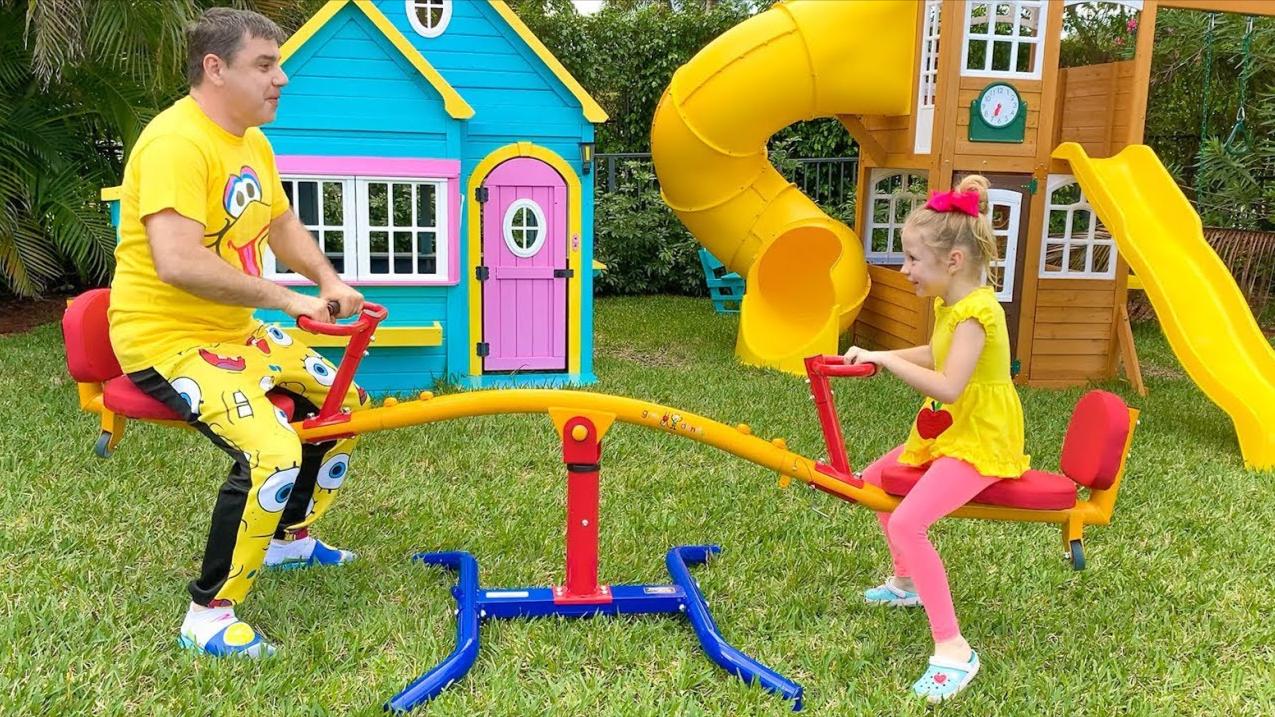 小萝莉和爸爸在户外玩跷跷板,玩太空沙土 亲子娱乐