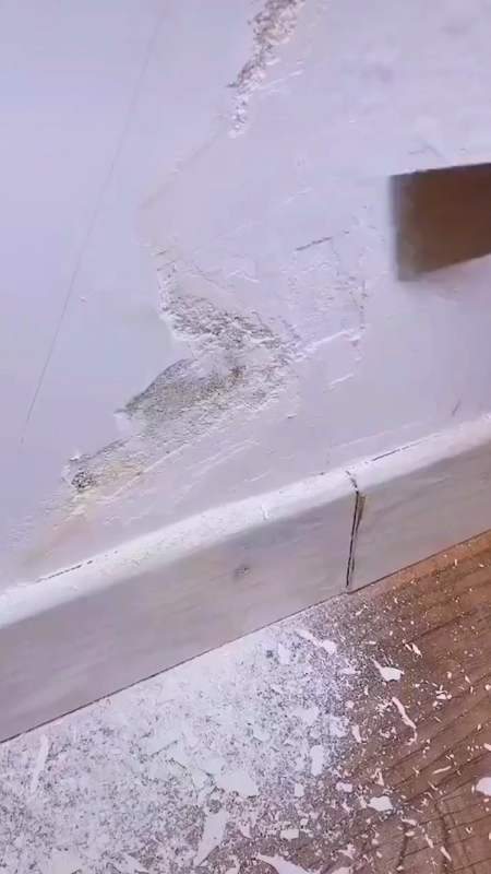 家里有大白墙起皮空鼓发霉的,可用这个防水补墙膏一挤一刮墙面修补
