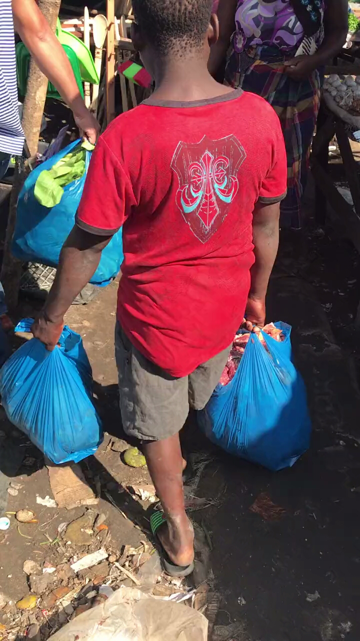 非洲很多这么小的朋友在市场上等着给中国人提东西第提一次200莫币