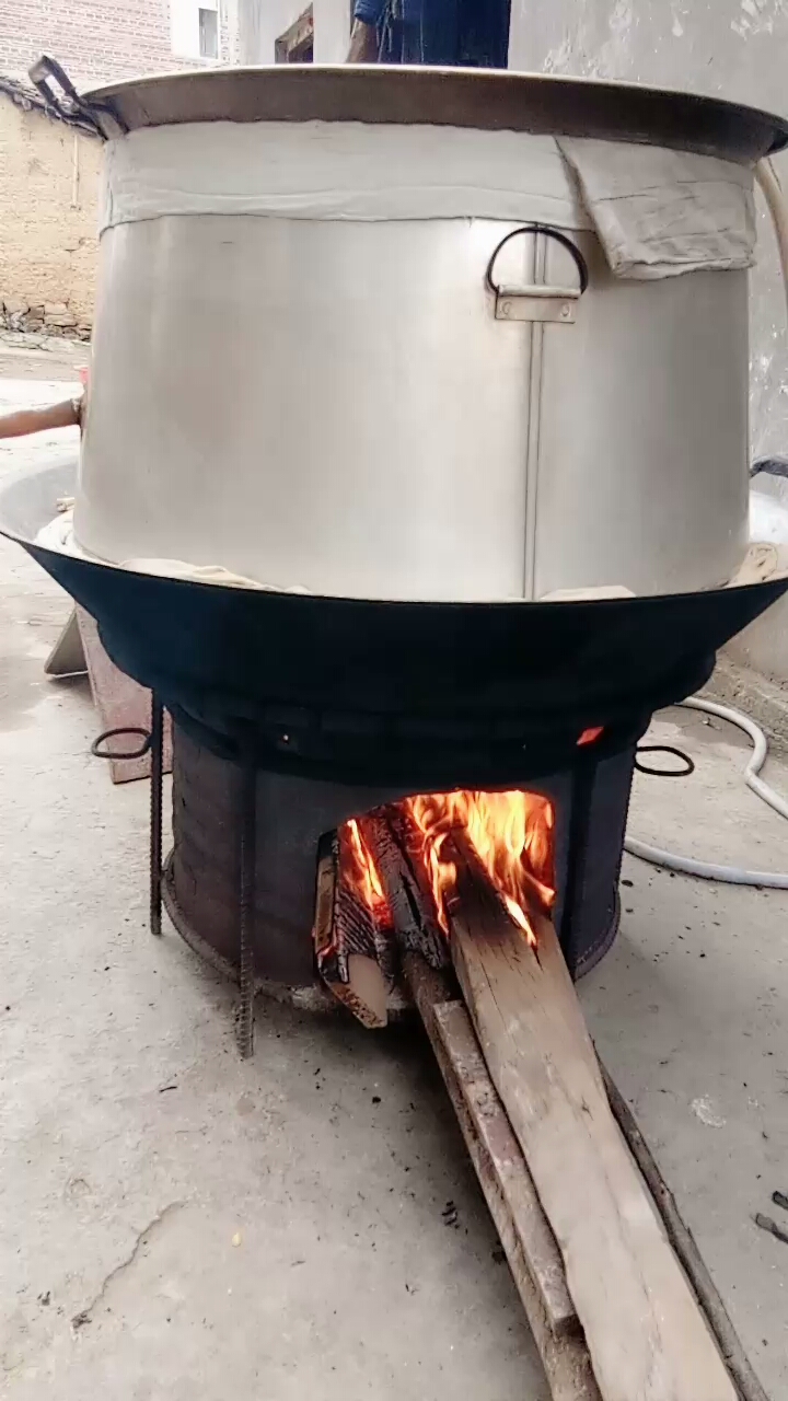 小锅酒小锅酒    自己家晒的   纯糯玉米的  有喝的吗