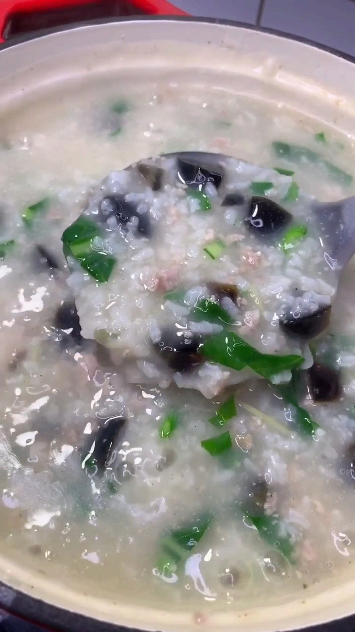 皮蛋瘦肉粥这样做,一家人喝不够