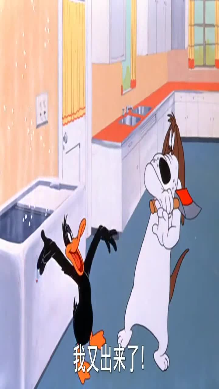 达菲鸭恶整猪小弟蒙住他的眼睛还学狗叫想直接嫁祸给猎犬