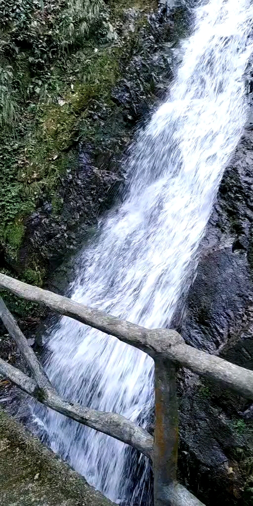 山水从天上来,飞流的瀑布群.
