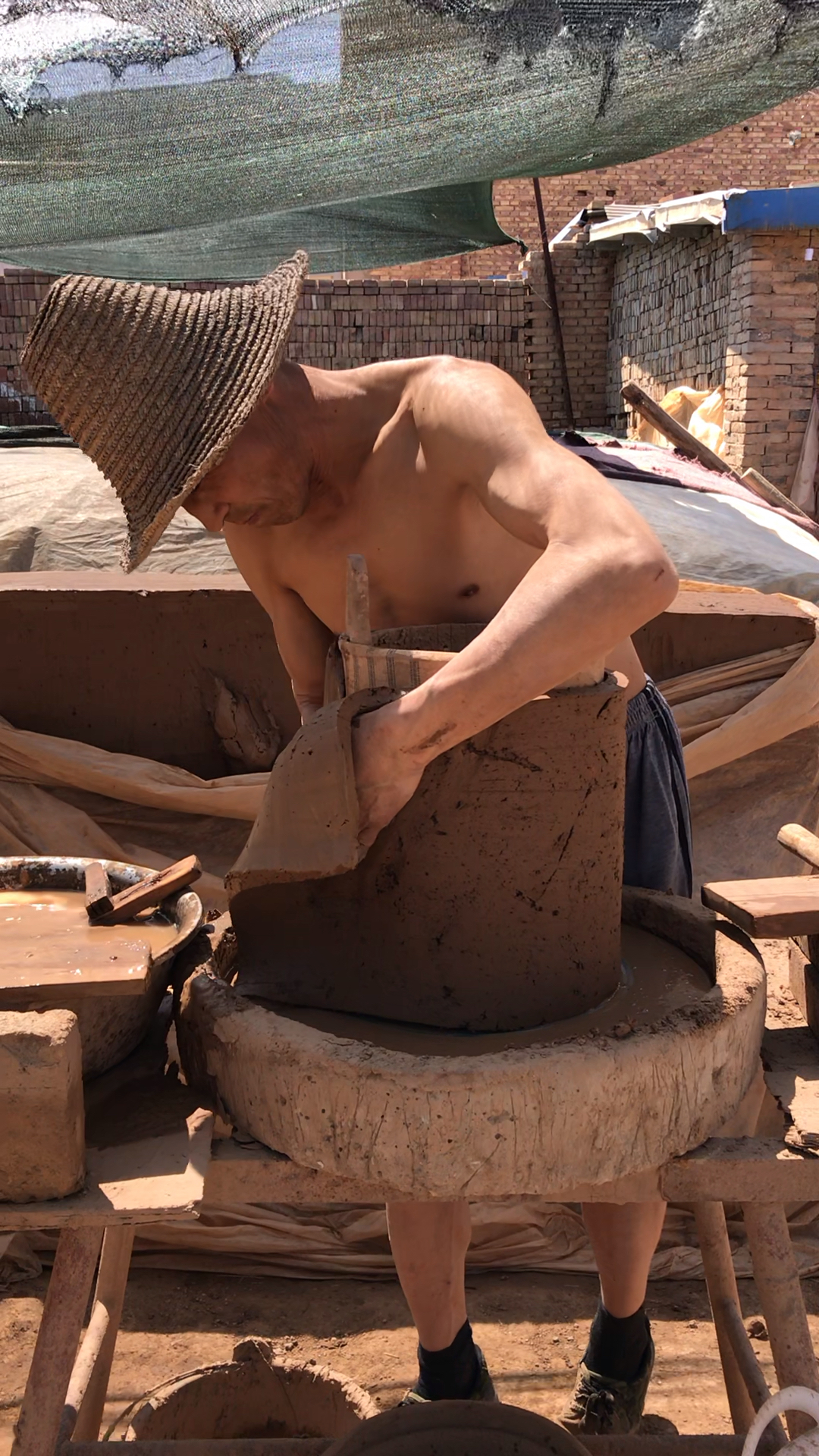 最古老最精细的纯手工瓦制作