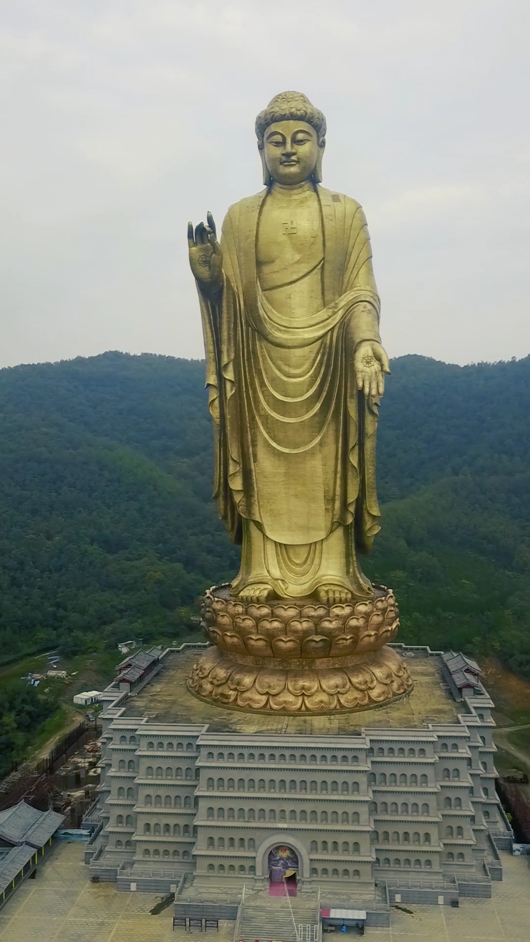 中原大佛,世界上最高的佛教造像,总高208米,耗巨资12亿,历经5年建成.