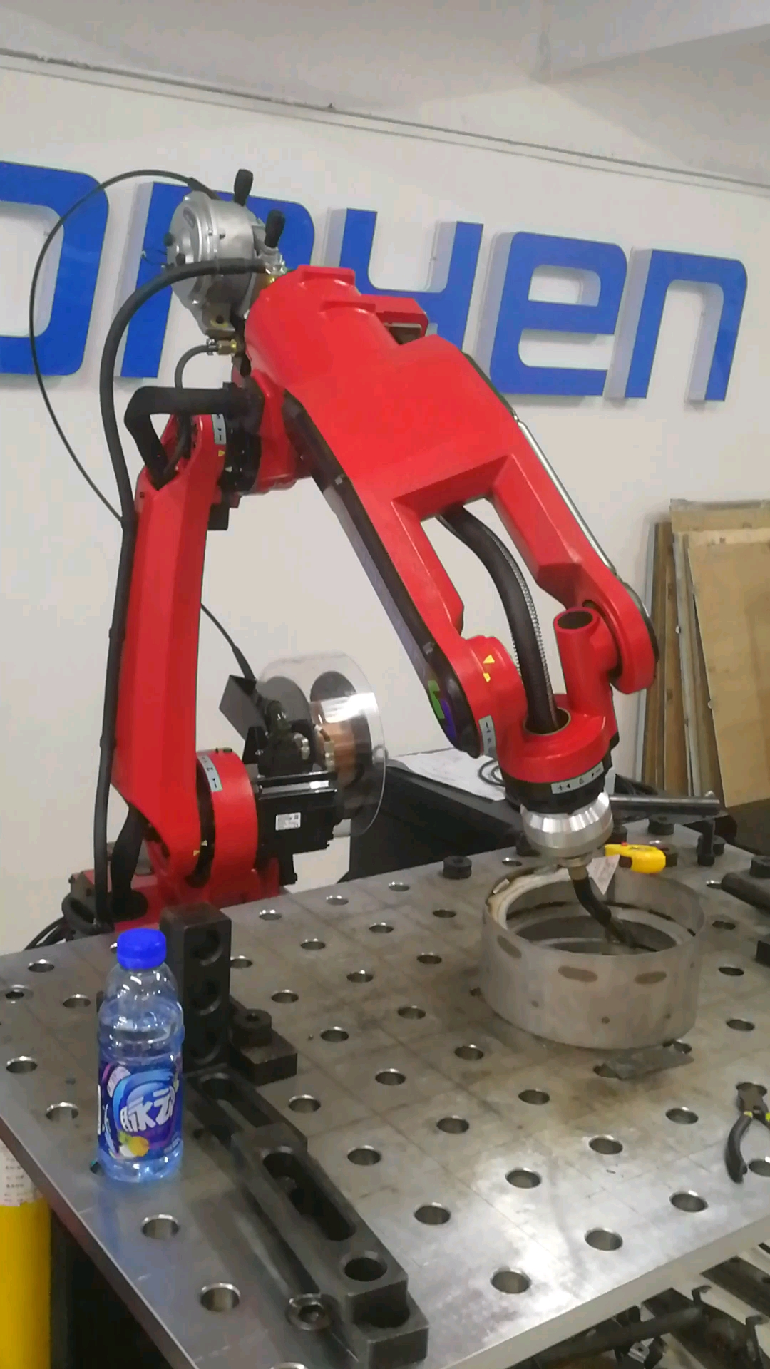 机器人手臂焊接,焊缝美观操作简单,工作效率是人工的好几倍.