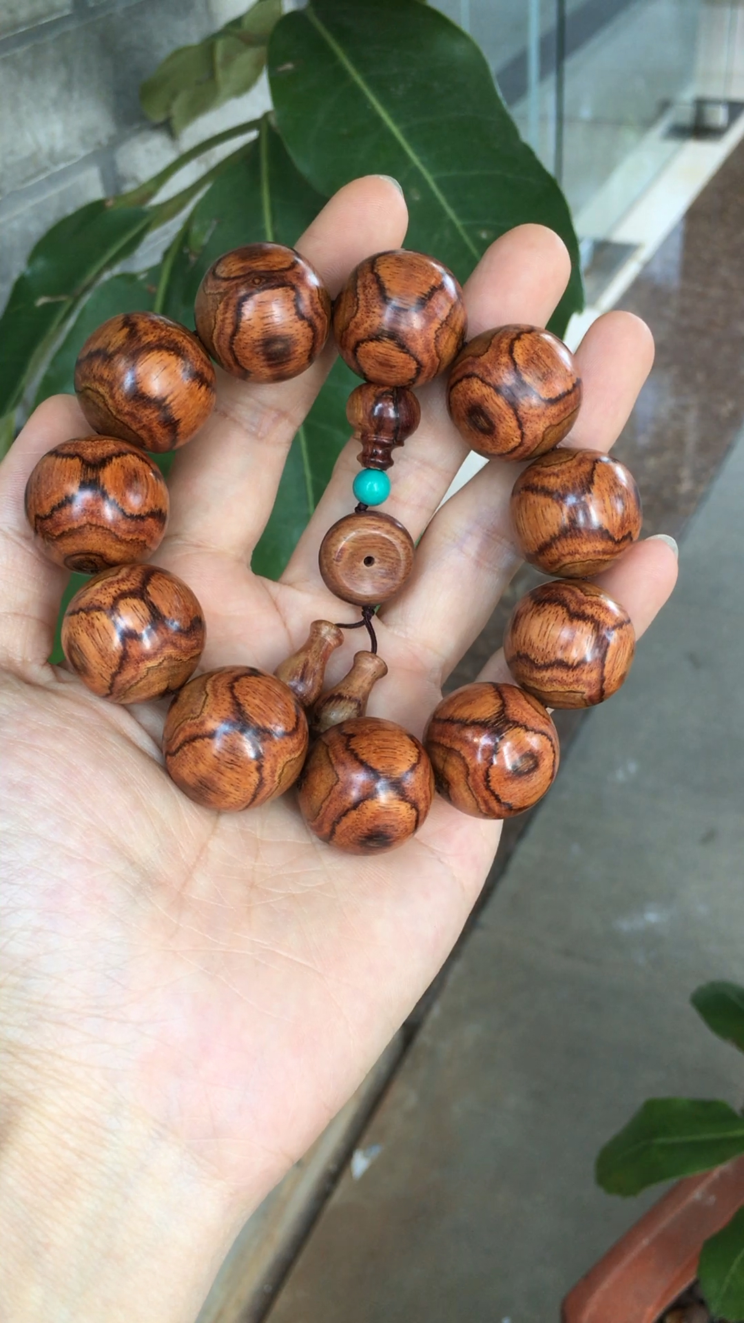 海南黄花梨,2.2糠梨x纹对眼手串,纹理整理明显,送礼自用都不错,重48.
