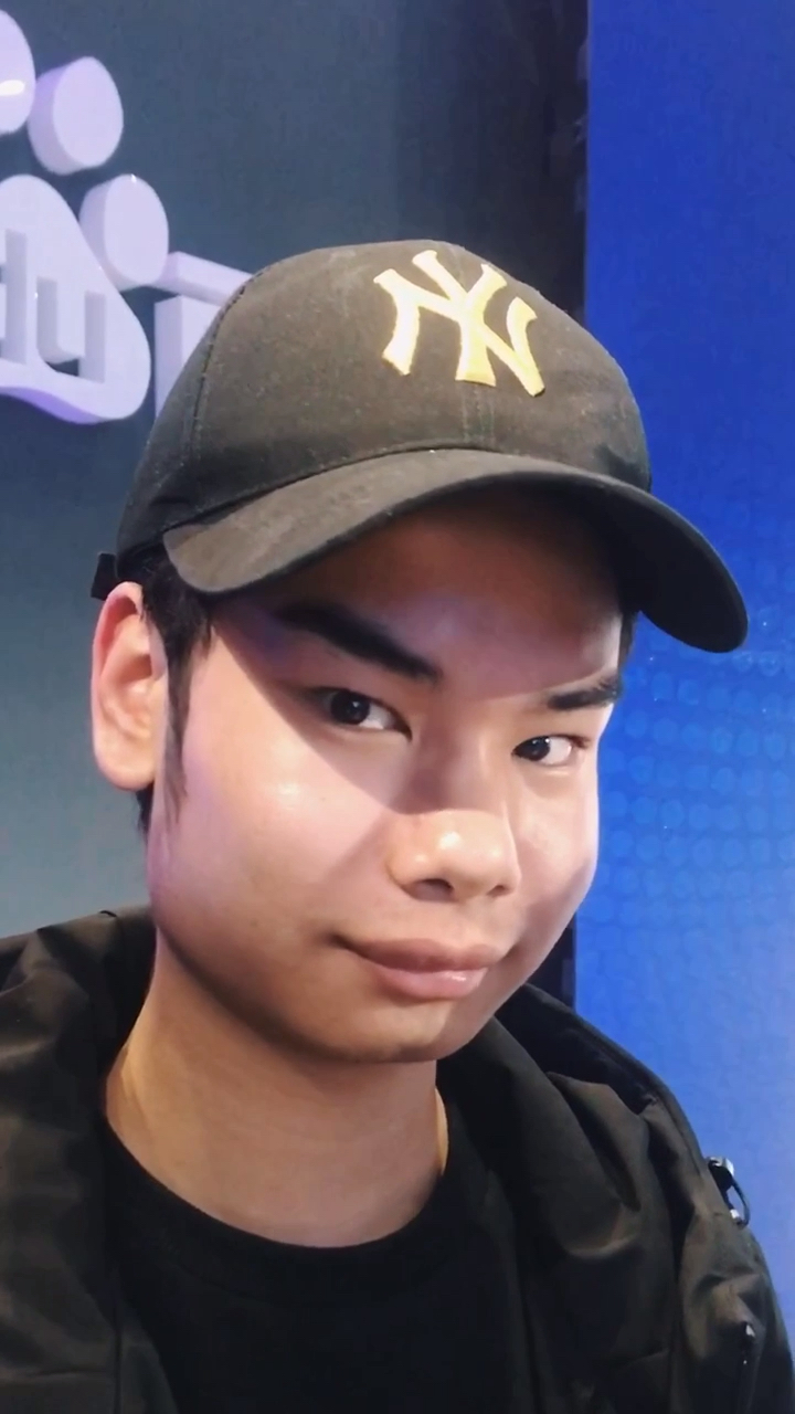 颜值大pk#杭州小吴含情脉脉看了你一眼,并对你抖了一下眉毛!