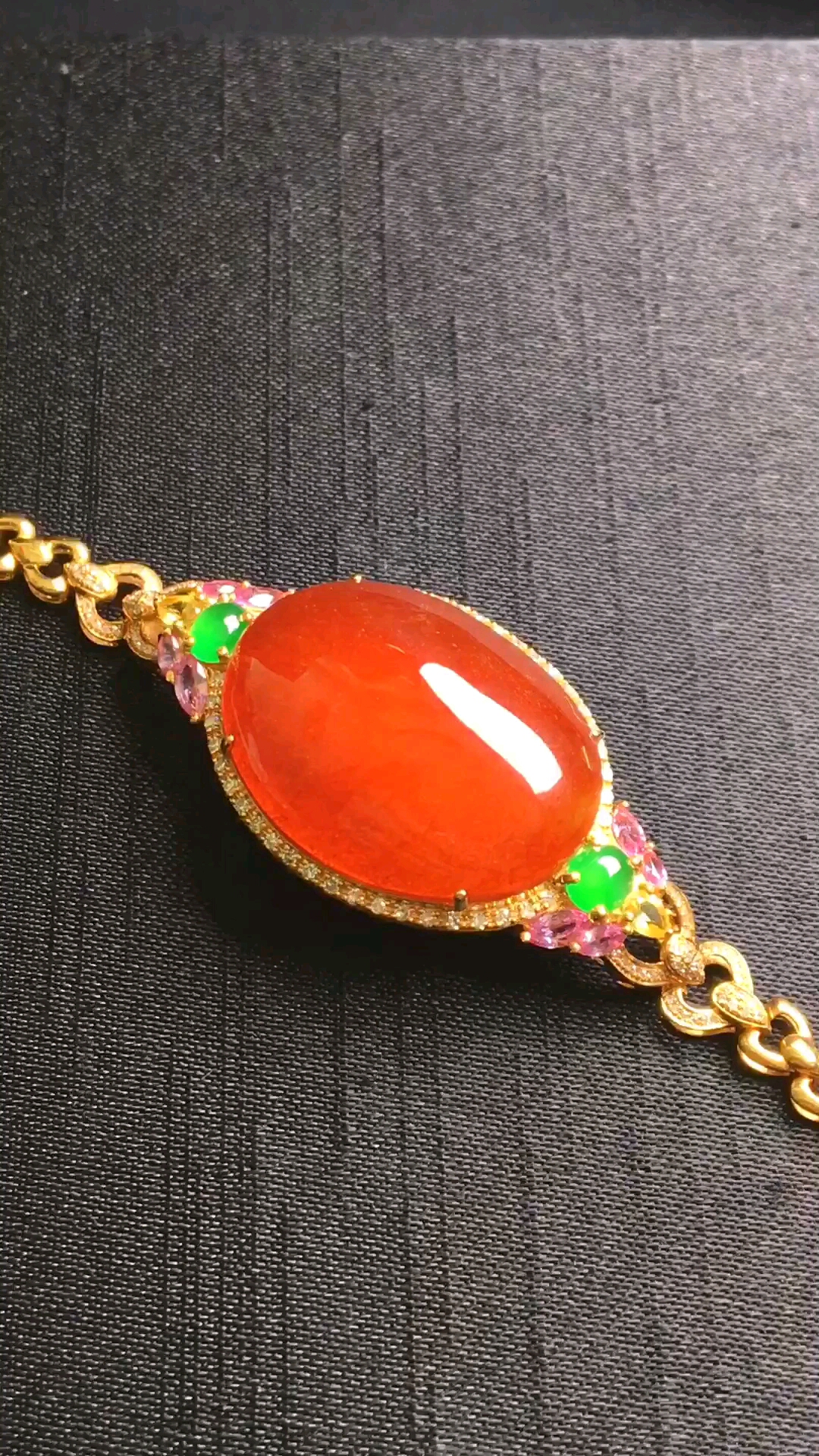 红翡手链,色韵迷人,玉质细腻,水润光滑,大颗精美,佩戴优雅