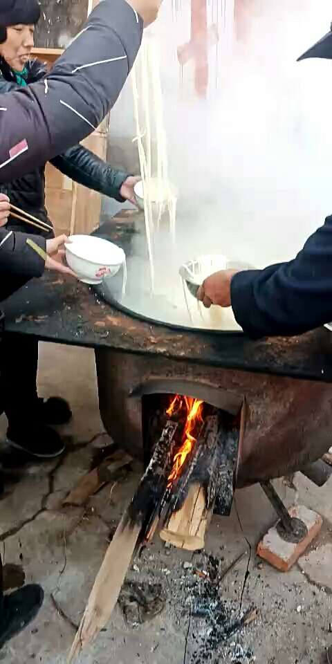 全民小剧场#小区聚餐柴火饭怀念村里大锅饭的感情