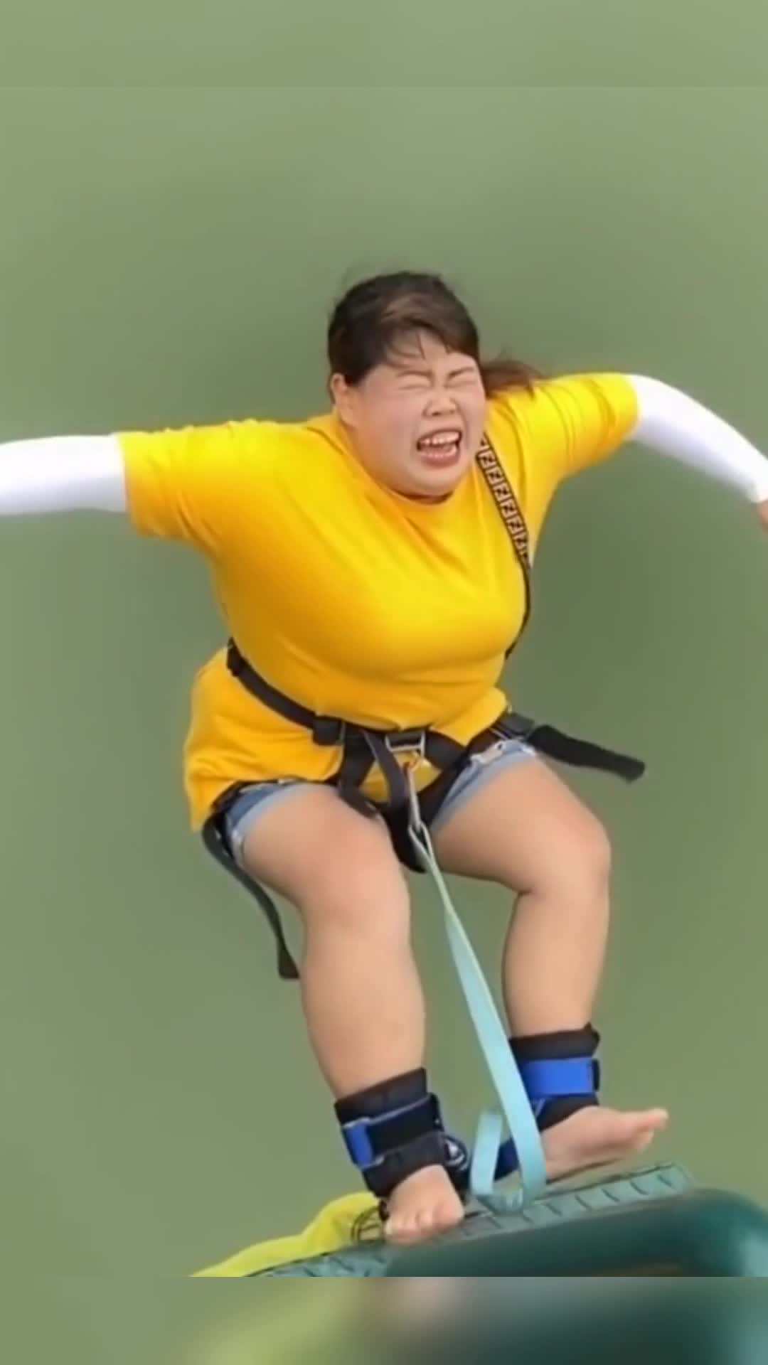 我要上热门#300斤的胖妹妹,挑战网红蹦极,绳子能撑住吗?