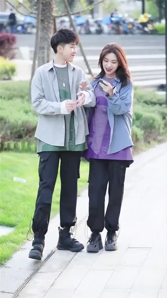 现在的男生都有用几只手机跟女孩子聊天马总和大牛穿搭街拍