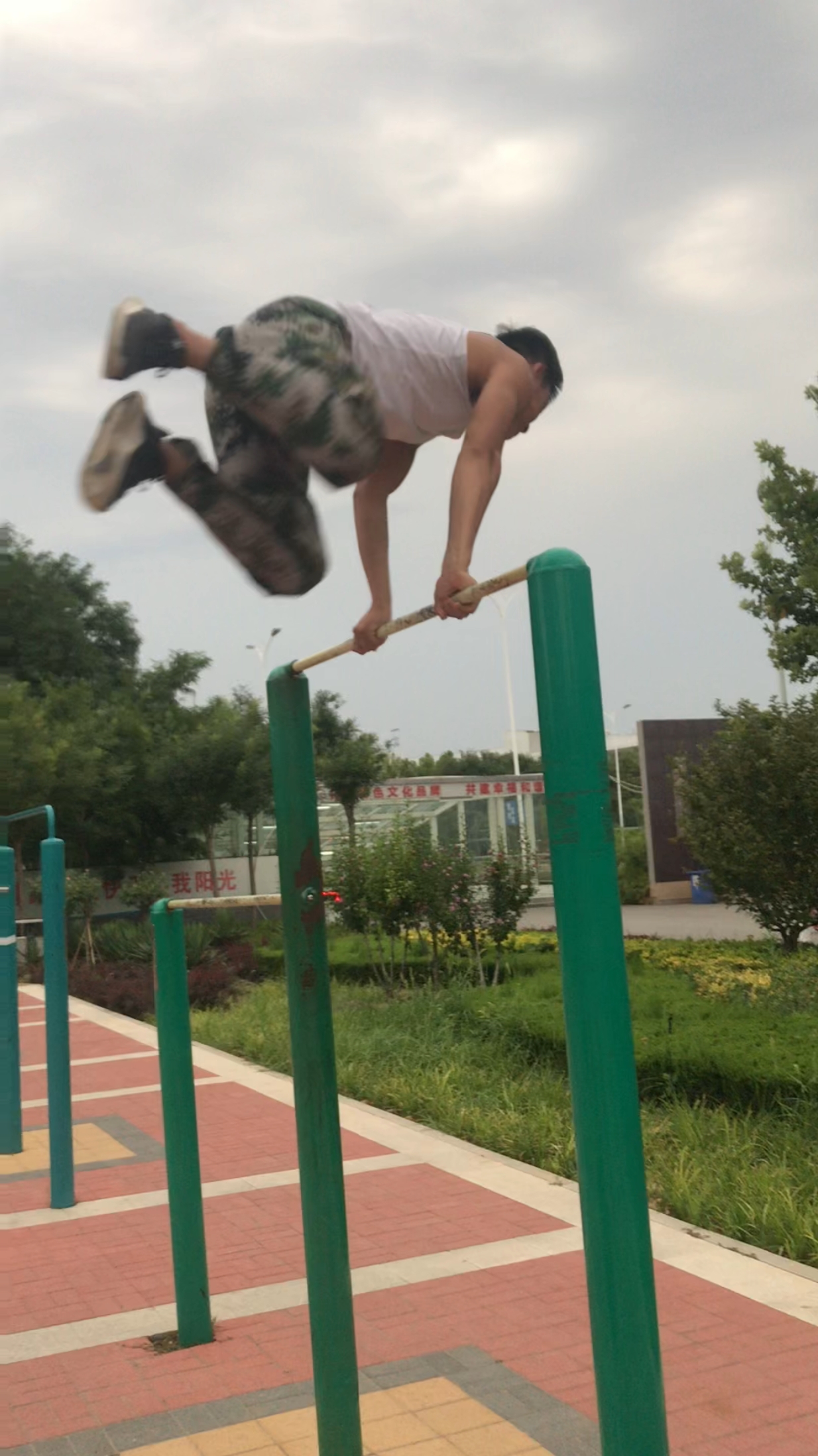 高手在民间,单杠空中翻