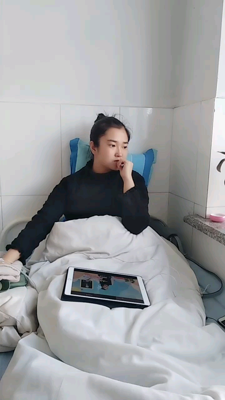 这美女感冒打针还得工作