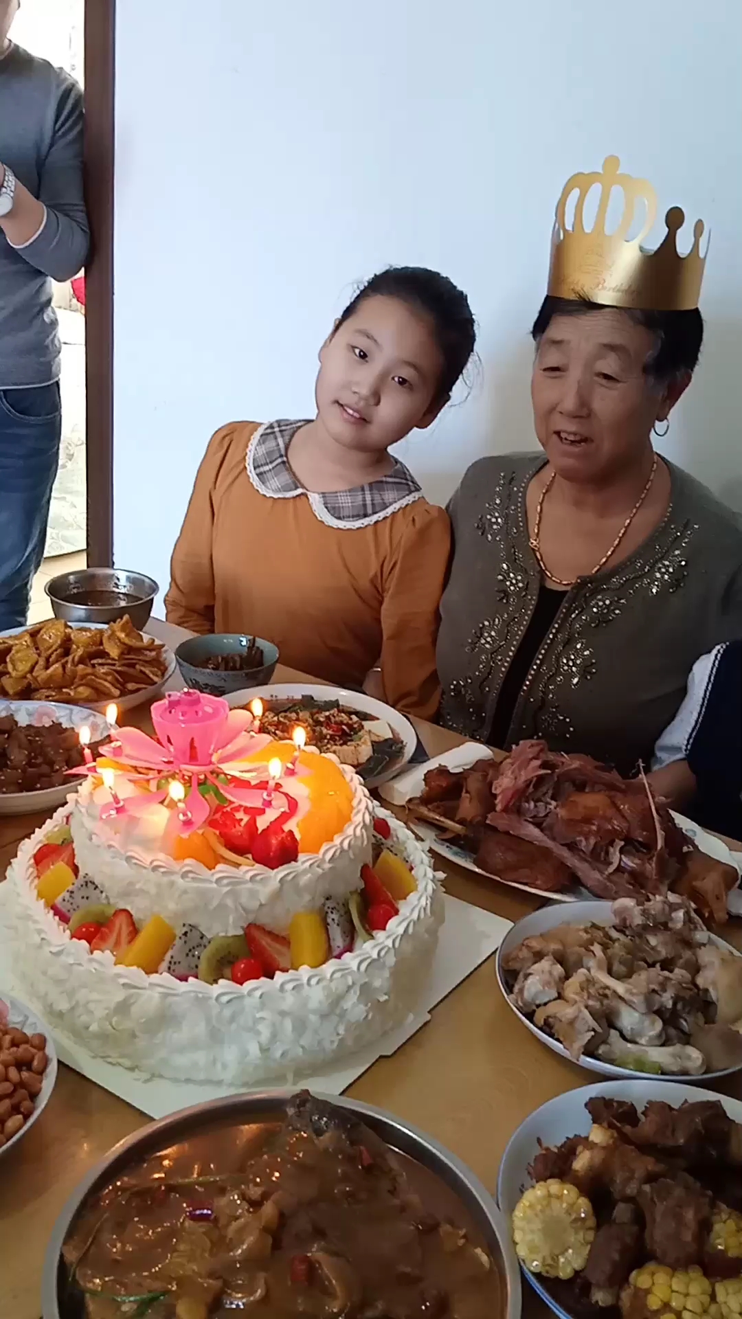 妈妈过生日,爸爸的歌曲跑掉了,给两个宝贝儿都带沟里了