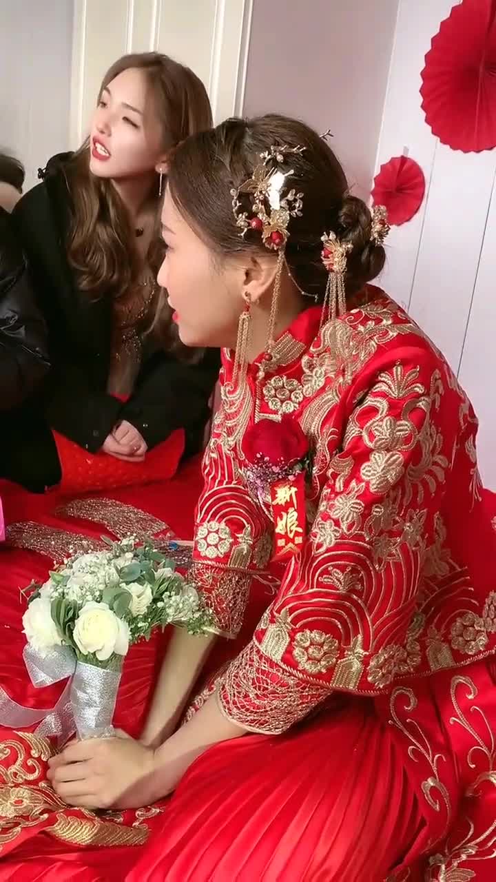 弟结婚姐穿衣服图片图片