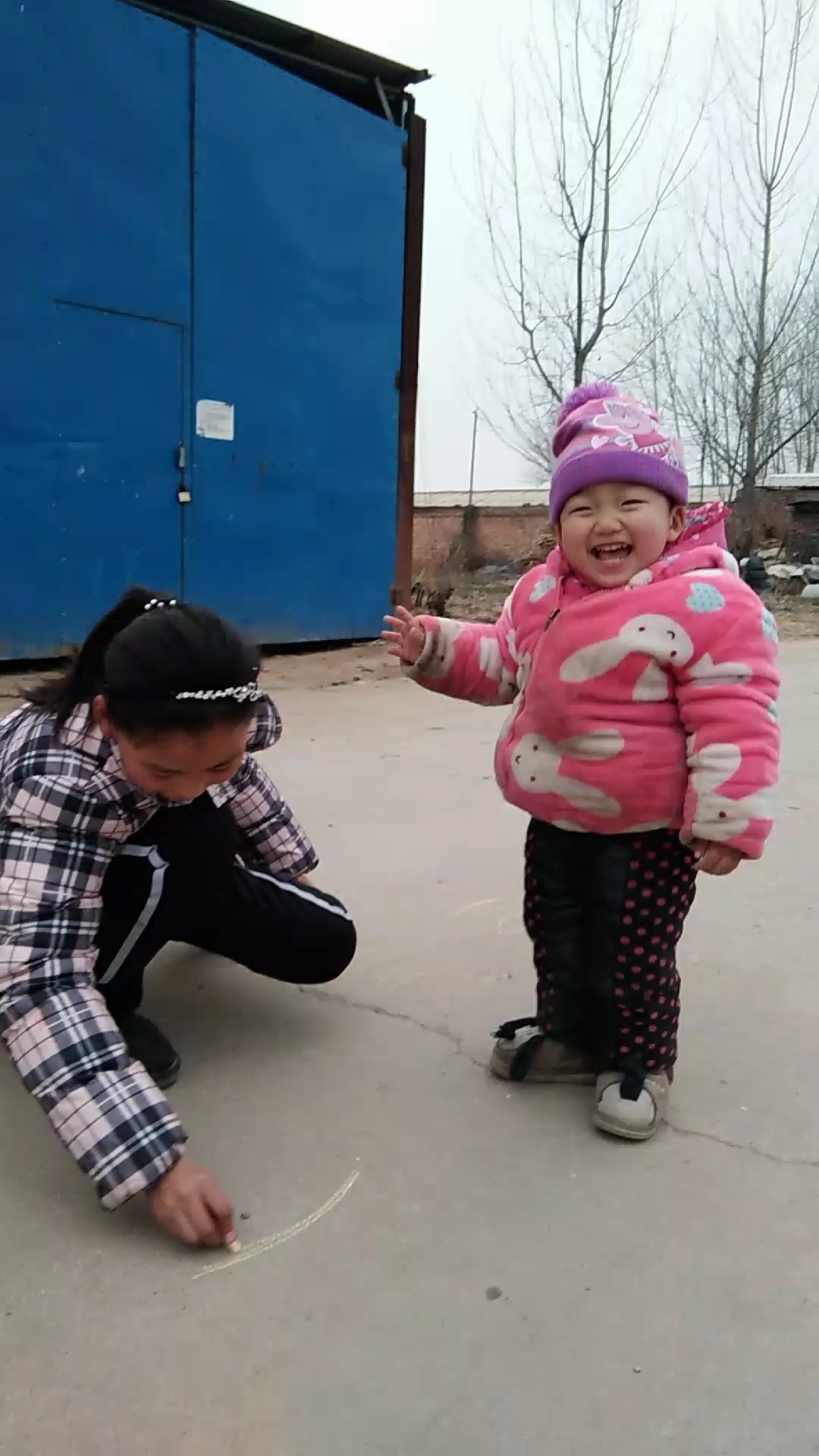 姐姐画眼睛,熊孩子光捣乱