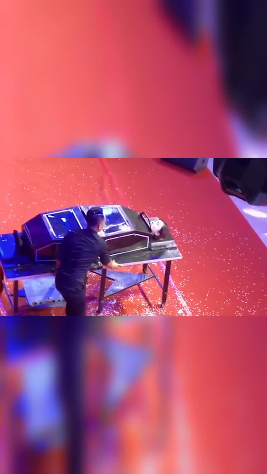 魔术表演人体分割术,被我发现了"天机"