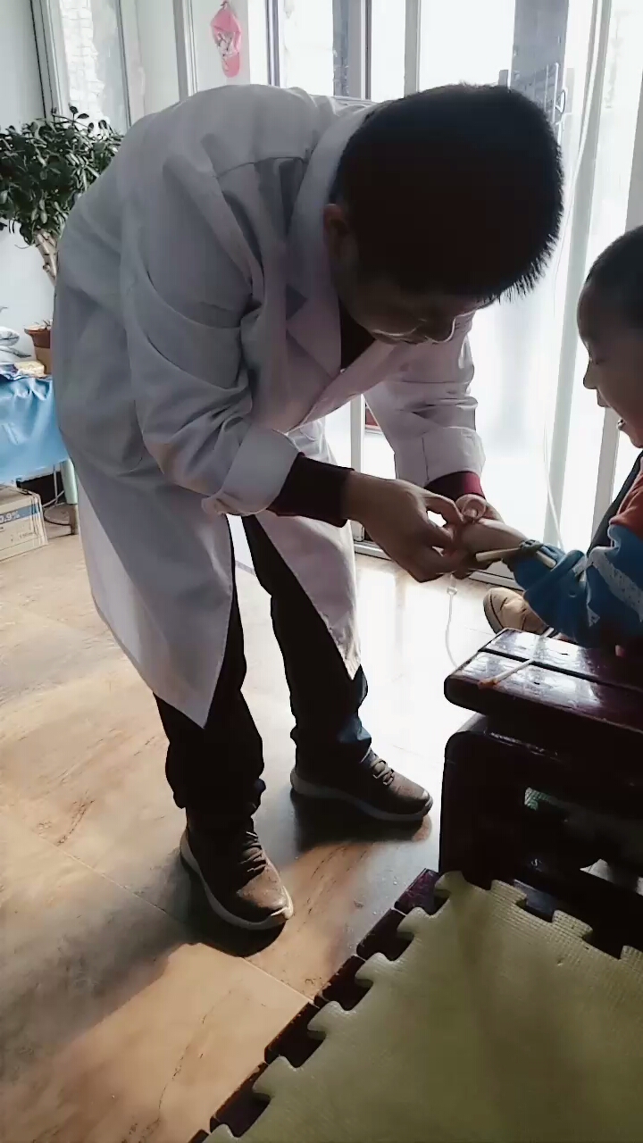 小朋友多勇敢打针不哭