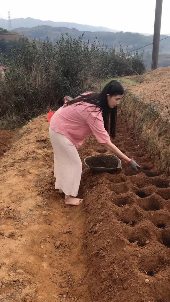 年轻人都不愿意留在农村我是村里唯一在山上的女孩了虽然干活时候很累