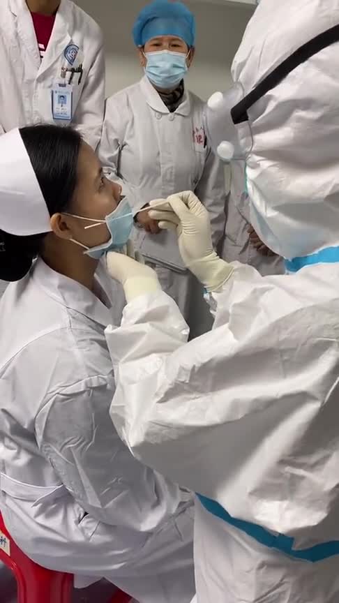 去医院看到这一幕,鼻拭子操作惊呆了,咱也不敢过去问!