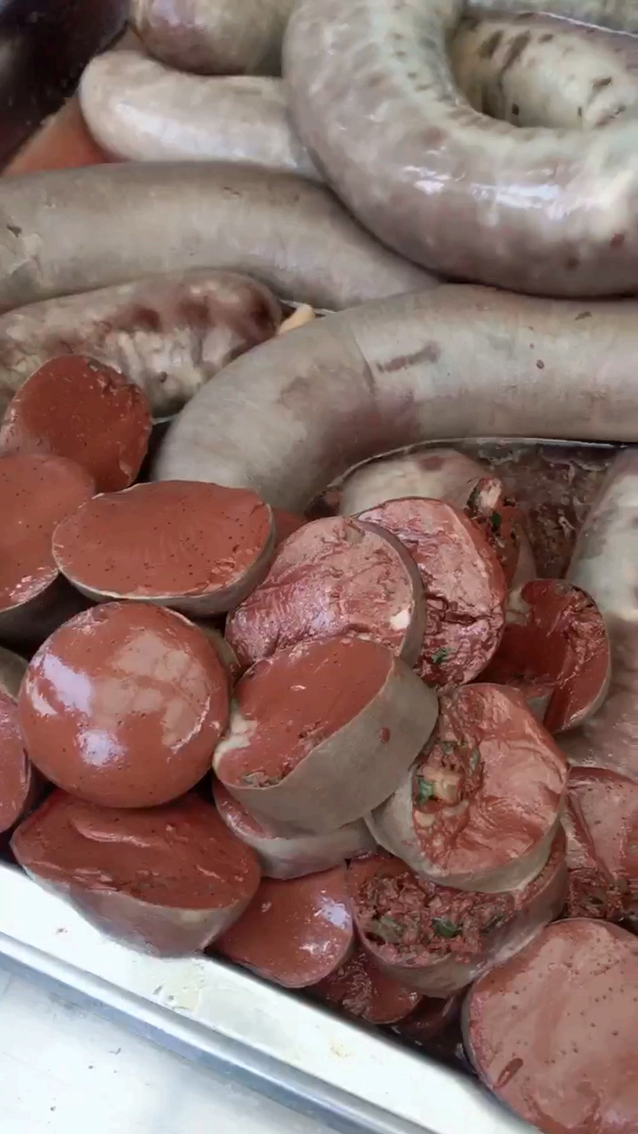 地道的东北大血肠,沾着蒜酱就大饼子吃才过瘾呢