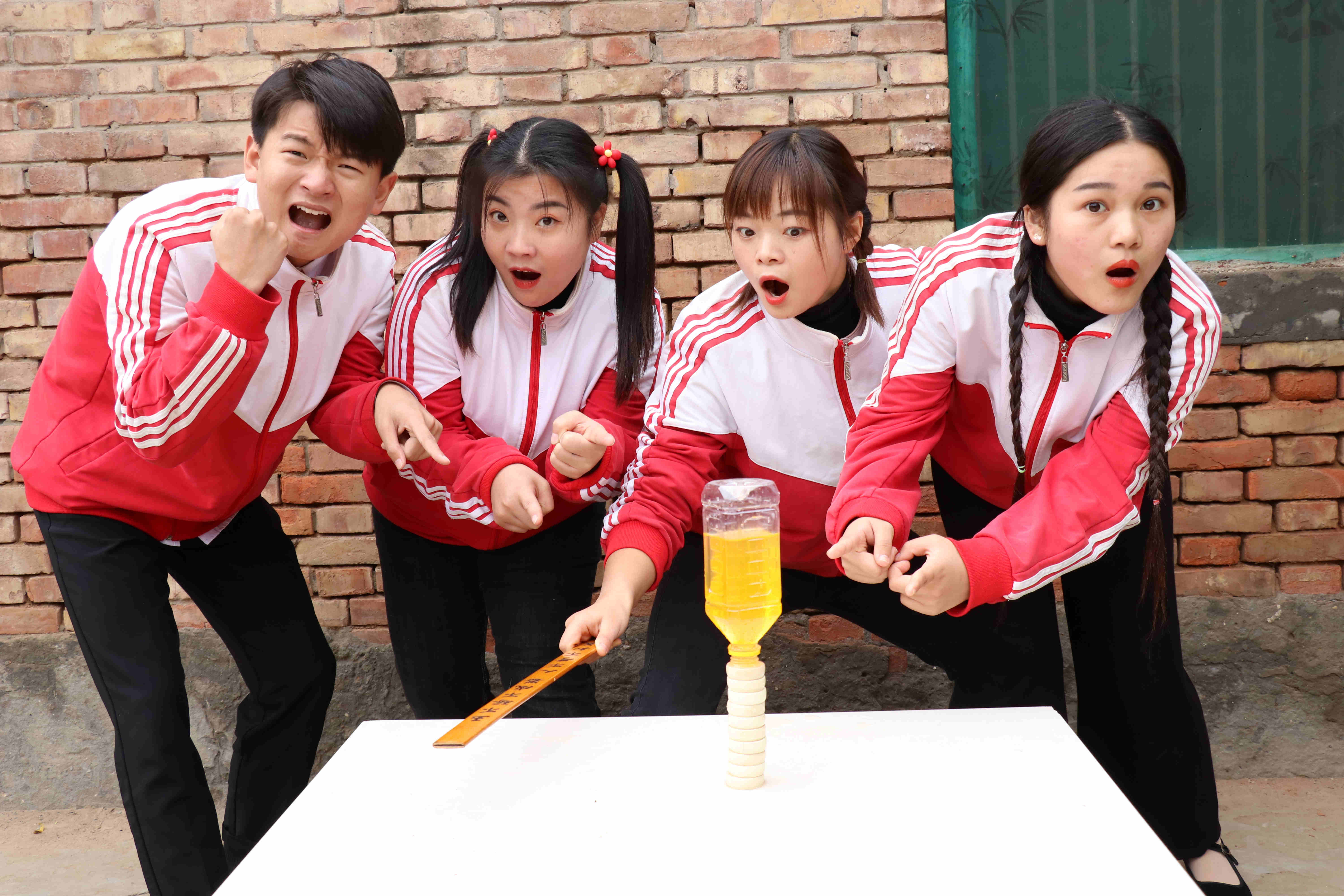 网络爆款游戏抽积木挑战没想欢欢一下挑战成功10块太厉害了