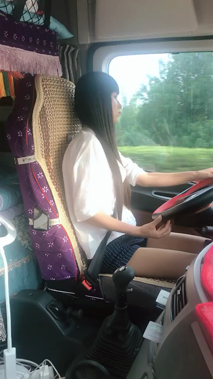 17米半挂车女司机