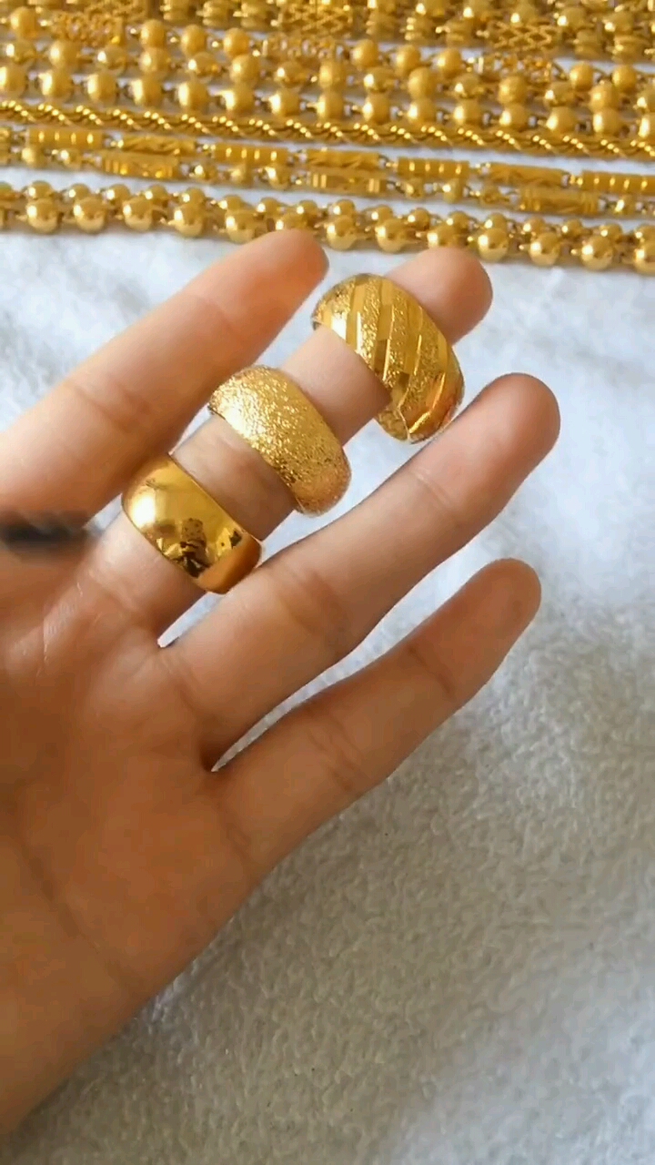 抛光的亮面黄金和磨砂的黄金都非常好看很适合现在年轻人的审美