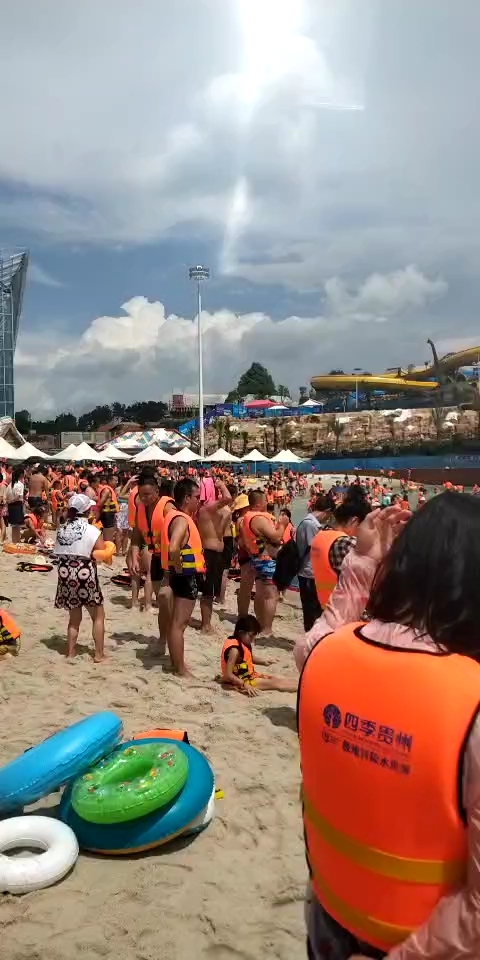 欢迎夏天来我们清镇四季贵州水上乐园玩,安逸很噢!-度小视