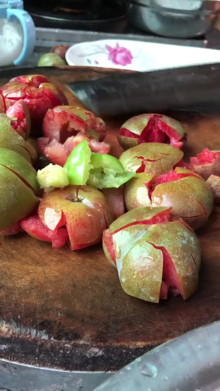 宅家里啥事也不能干,那就整个凉拌李子吃吧