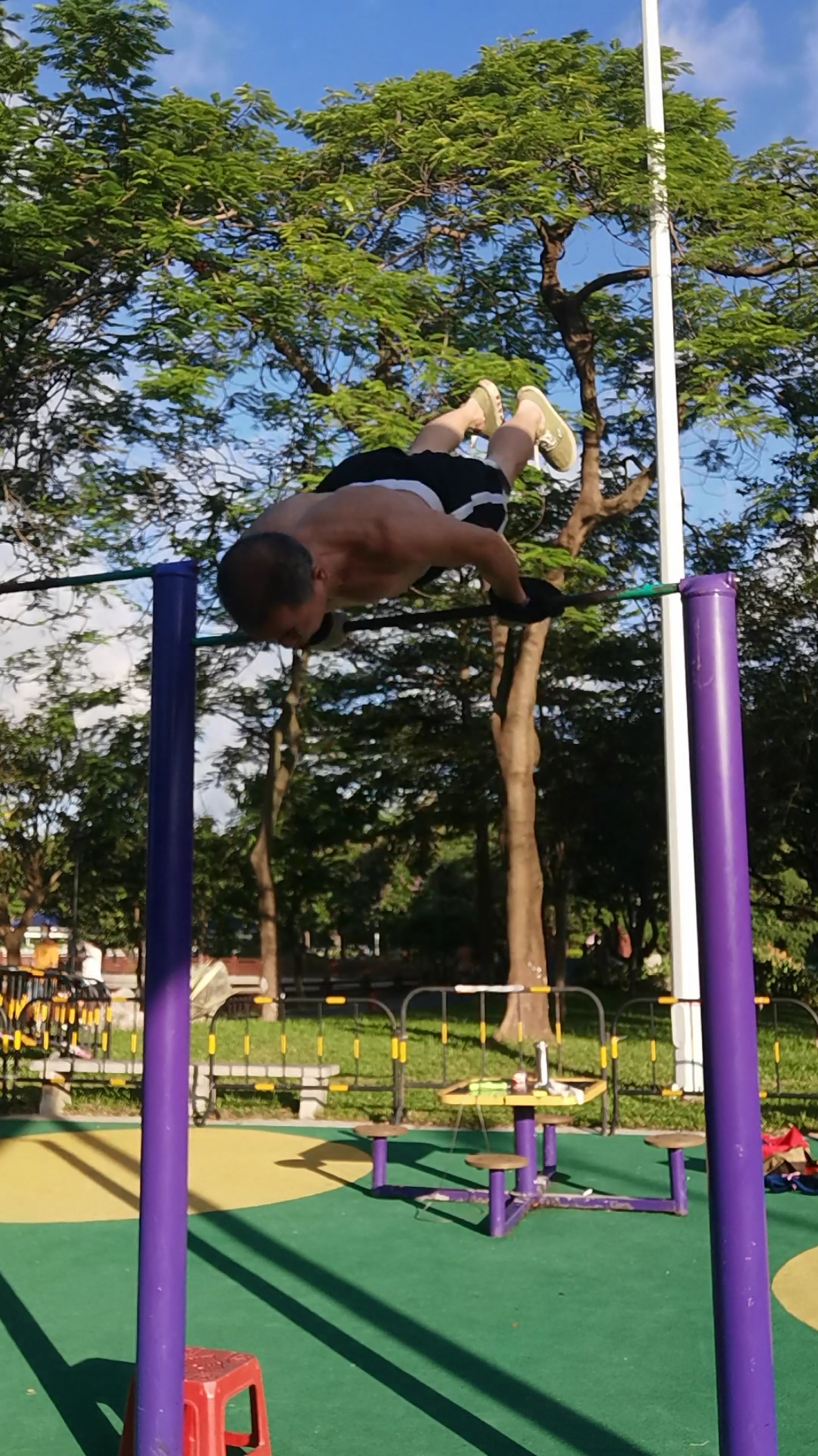 晨练#吉林四平付晓明66岁玩单杠,身体倍棒,杠杠滴!