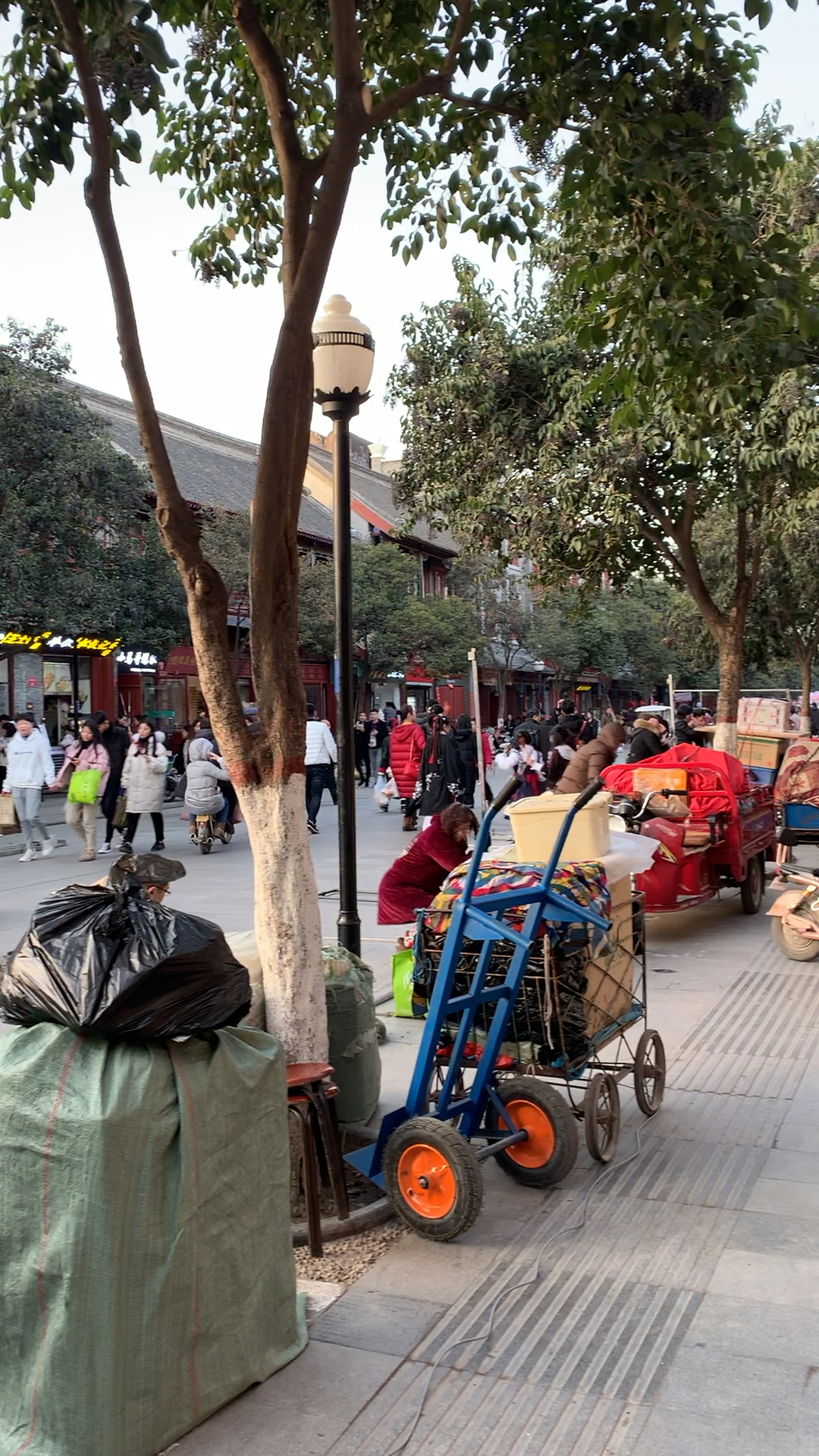 欢乐幸福年#五点左右,书店街夜市又开始出摊了,前面有几个小姐姐好