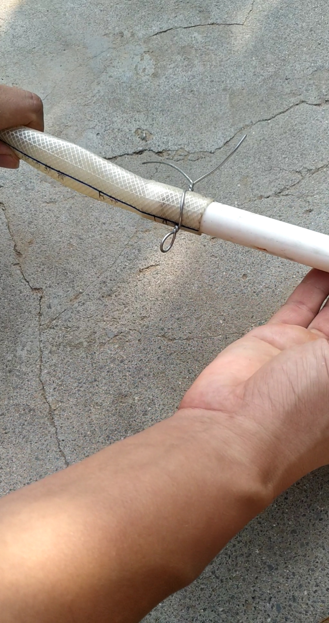 指尖作画#用铁丝绑水管,是真牢固啊!
