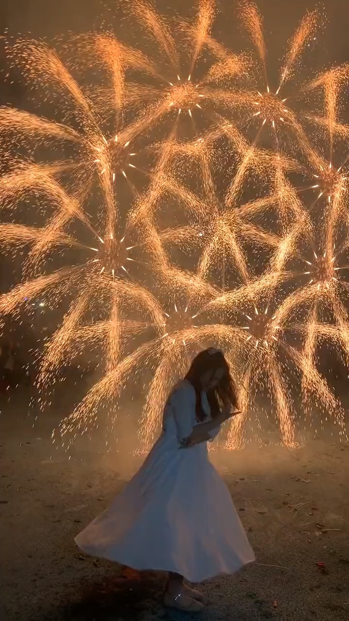 烟花下,浏阳电视台美女编导倾情献舞!