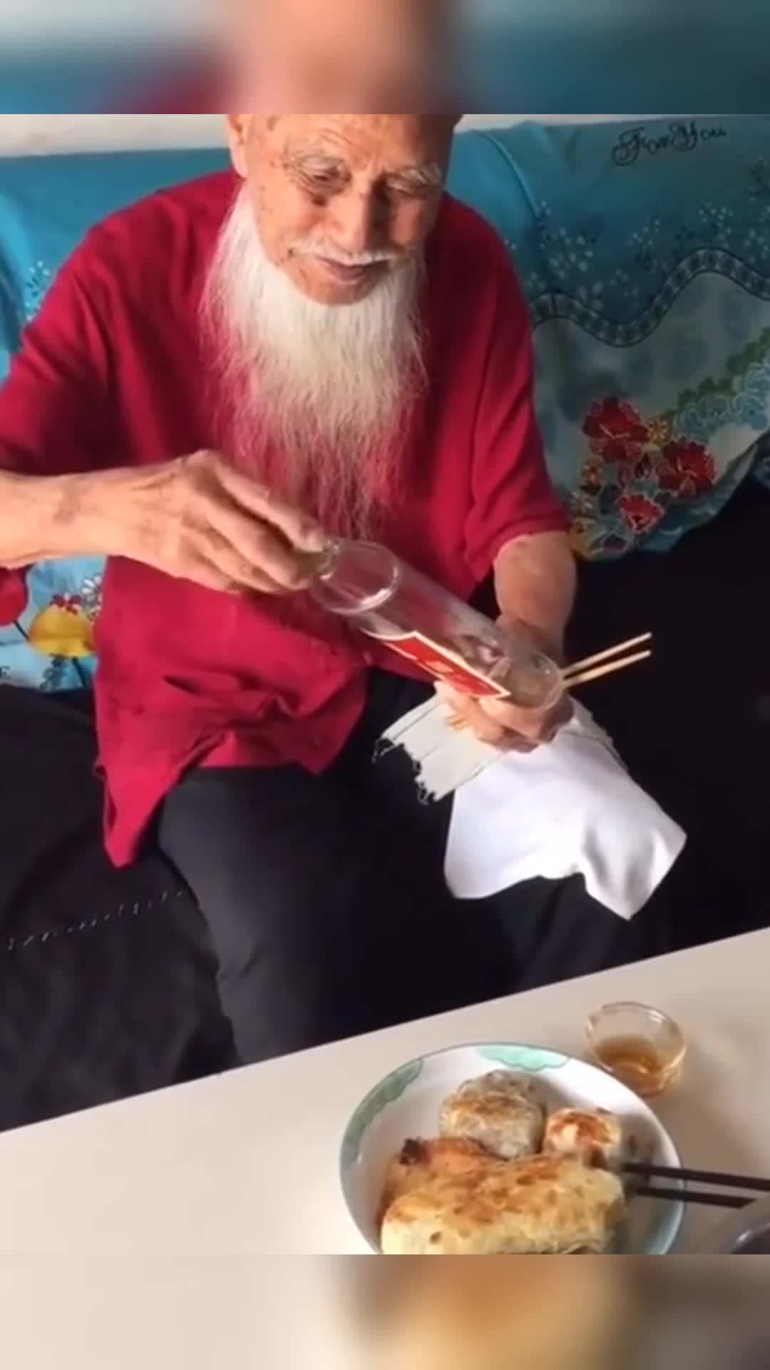 我要上热门#103岁的爷爷就喜欢吃饭的时候喝口小酒,你这咋这么馋呢