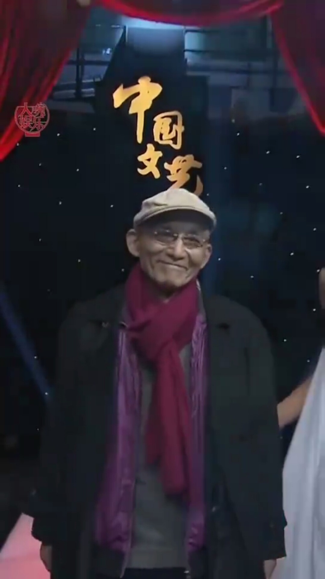 87岁的游本昌荣获终身成就奖泪晒现场,全场大腕鼓掌致敬!